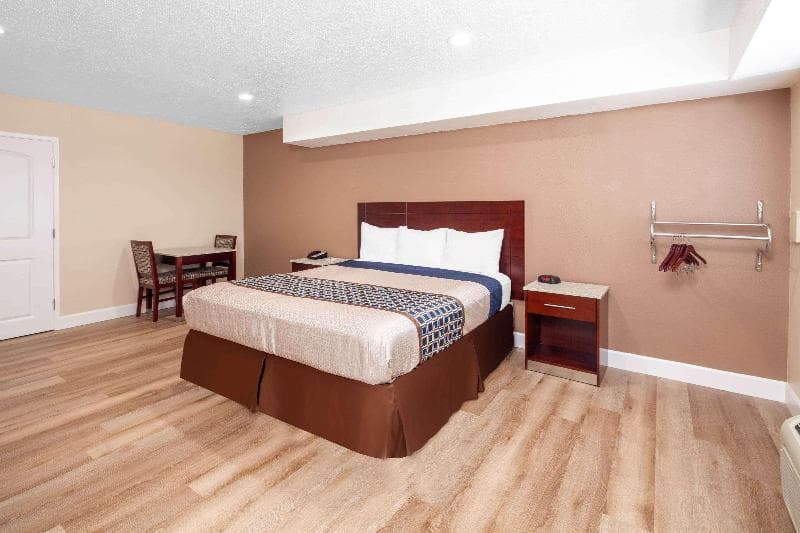 Travelodge By Wyndham Harbor City 3