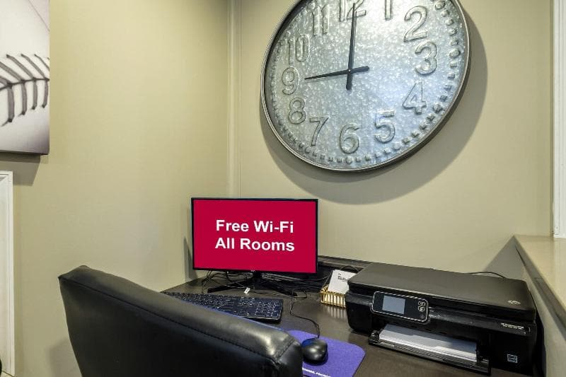 Red Roof Inn & Suites photo 1