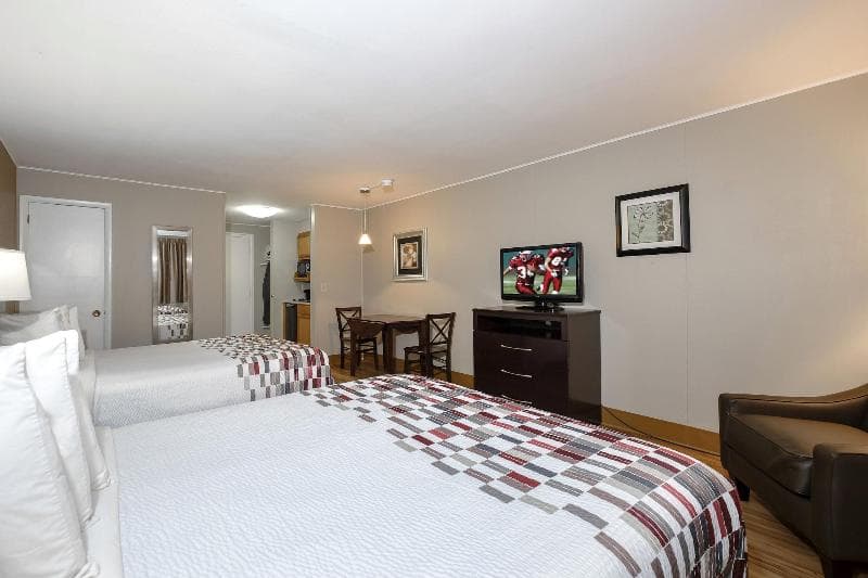 Red Roof Inn & Suites 4