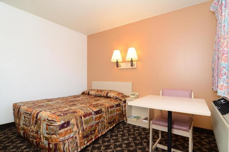 Super 7 Motel 4