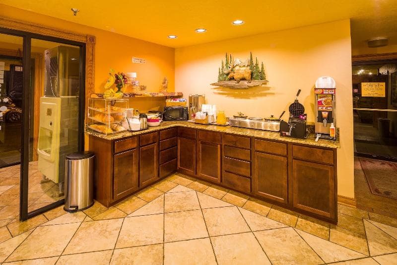 Alpine Inn & Suites 3