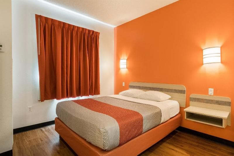 Motel 6 Newport 4