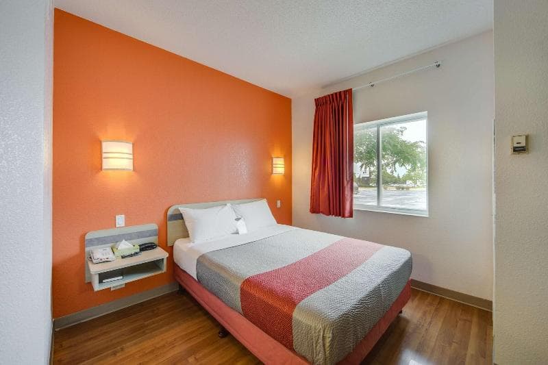 Motel 6 Toronto 4