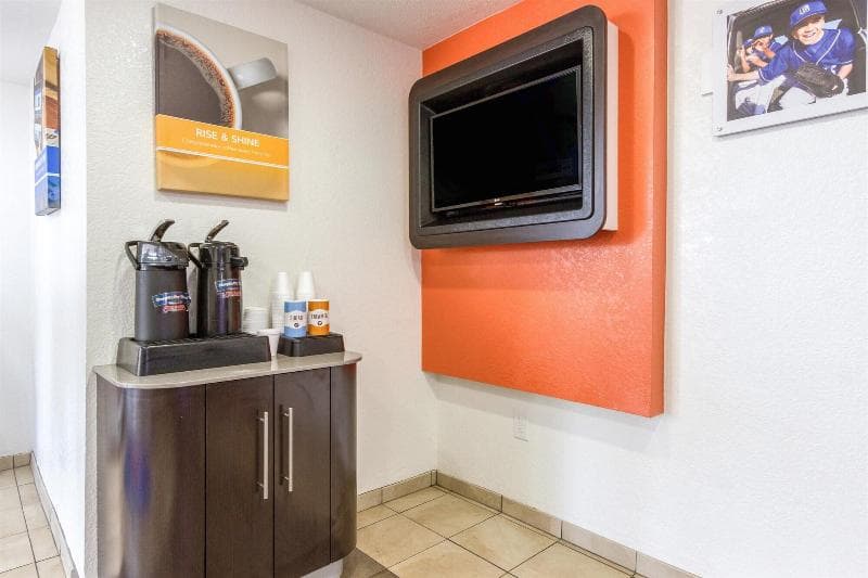 Motel 6 Phoenix Tempe Priest Dr 2