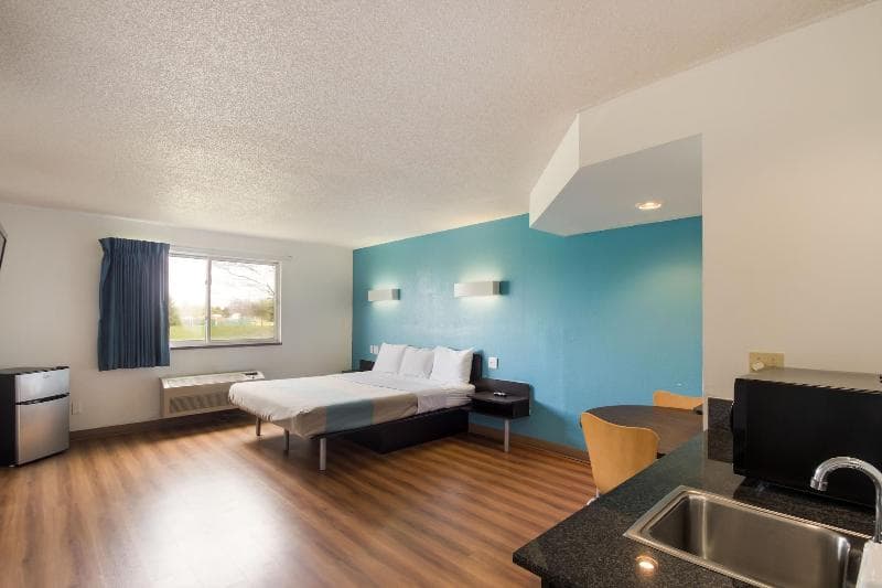 Motel 6 Rothschild 4