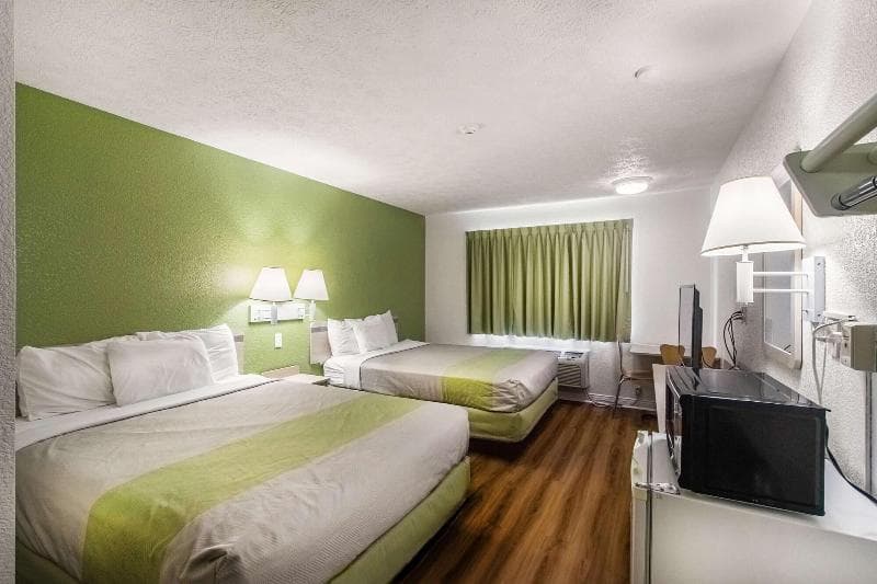 Motel 6 Cloverdale 3