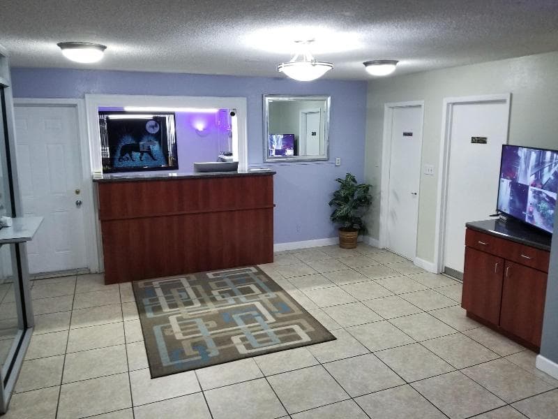 Econo Inn 4