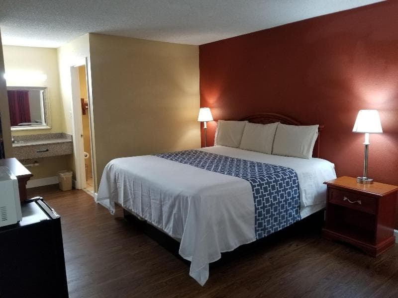 Econo Inn 3