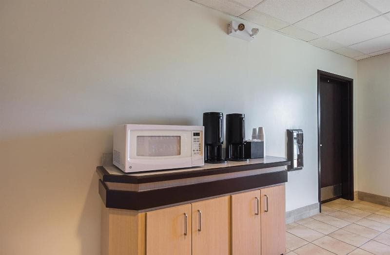 Motel 6 Toronto East Whitby 2