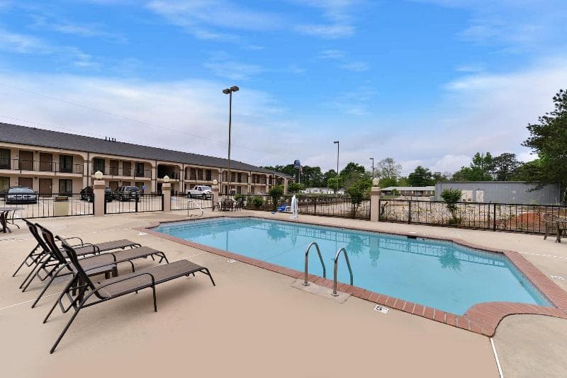 Mockingbird Inn & Suites photo 1