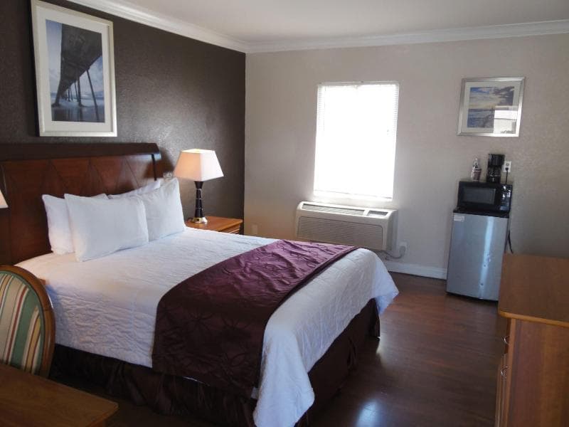 Hi-Way Host Motel photo 1