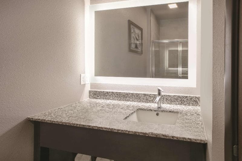 La Quinta Inn & Suites by Wyndham Amarillo Airport 4