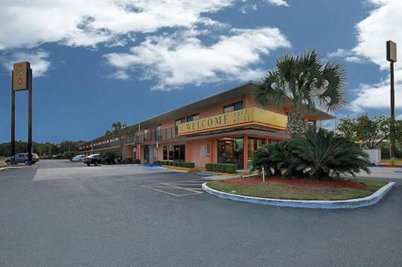 Super 6 Inn & Suites 4