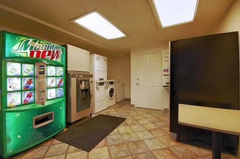 Super 6 Inn & Suites photo 1