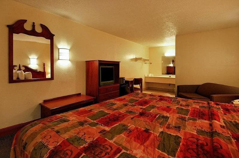 Super 6 Inn & Suites 2