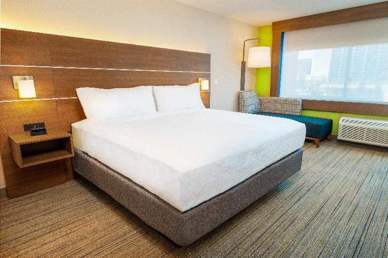 Holiday Inn Express & Suites Las Vegas - E Tropicana 3