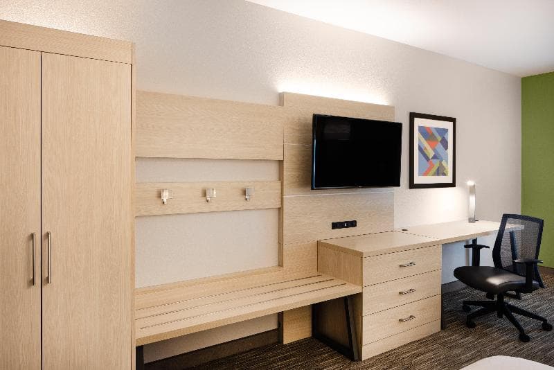 Holiday Inn Express & Suites Ft Myers Beach-Sanibel Gateway 5
