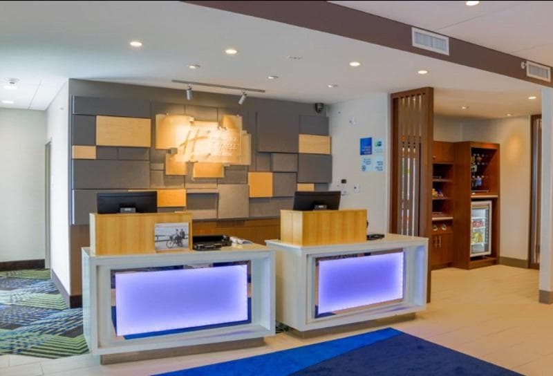Holiday Inn Express & Suites Detroit North - Rosev 4