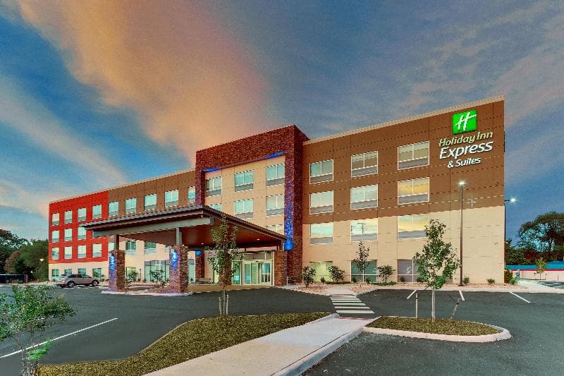 Holiday Inn Express & Suites Roanoke Civic Center 2
