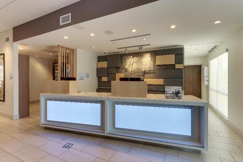 Holiday Inn Express & Suites Roanoke Civic Center 3