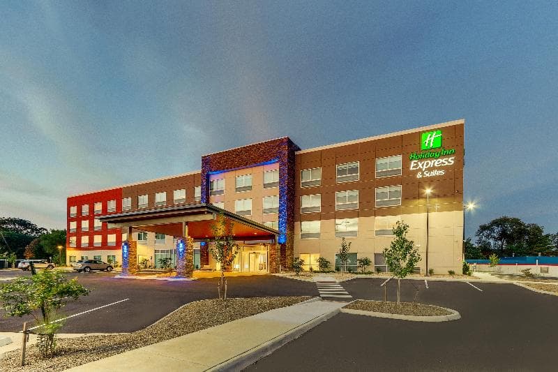 Holiday Inn Express & Suites Roanoke Civic Center 4