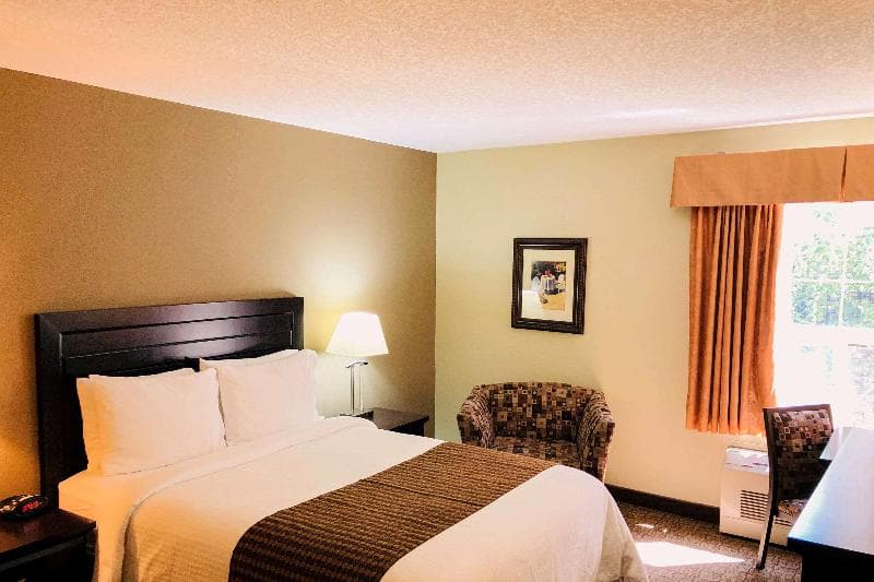 Econo Lodge 3