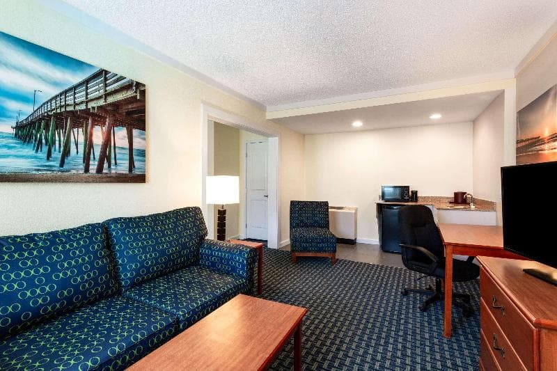 Ramada By Wyndham Virginia Beach 4