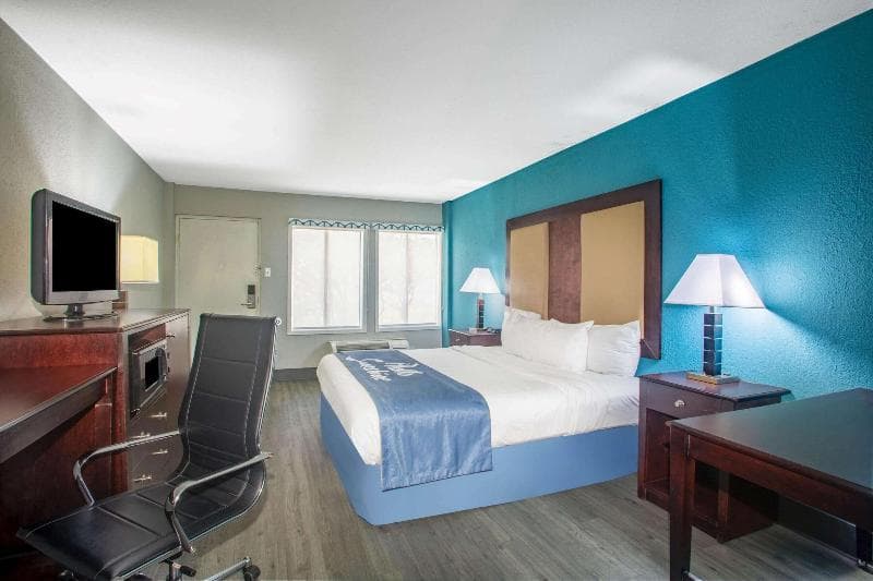 Days Inn by Wyndham Mobile I-65 4