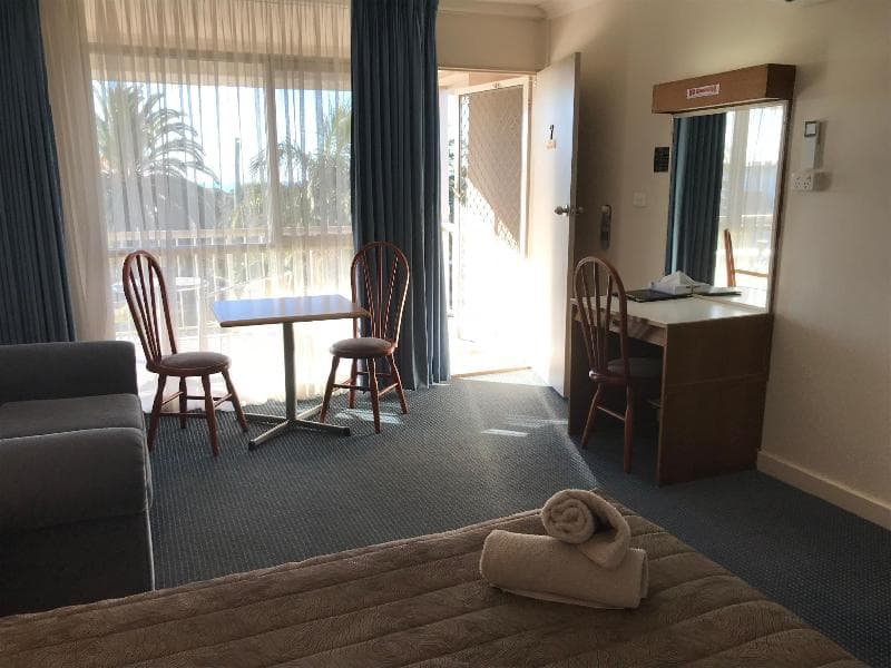 Holiday Lodge Motor Inn 3