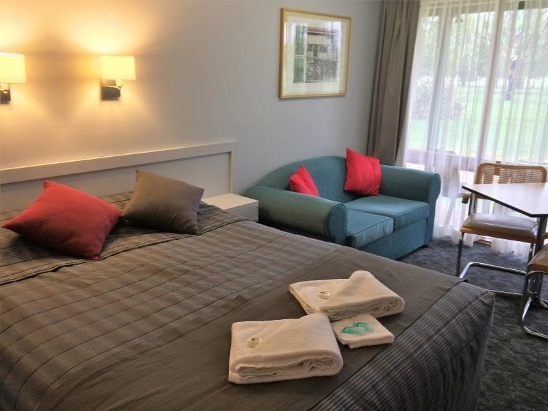 Town & Country Motor Inn Forbes 5