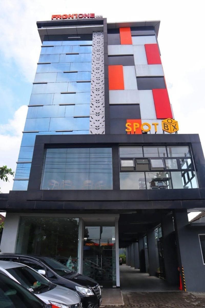 Front One Inn Kediri 5