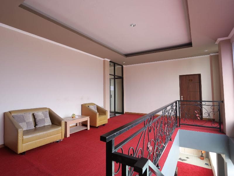 Oyo 1864 Tiara Guest House 2