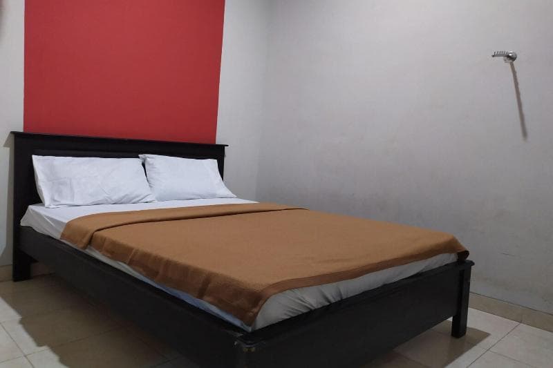 Yulia Guesthouse by OYO Rooms 4