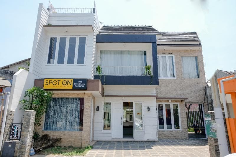 Spot on 1712 Griya Shanta Residence 3