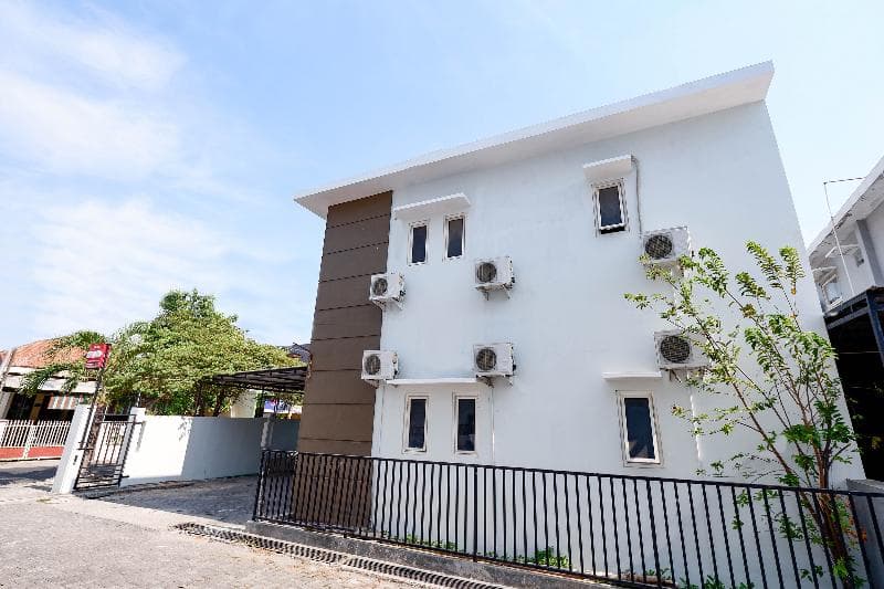 Oyo 1565 Palebon Residence 3