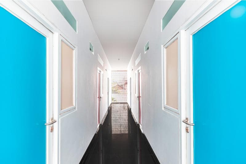 Oyo 2223 J&B Room Utan Kayu 2