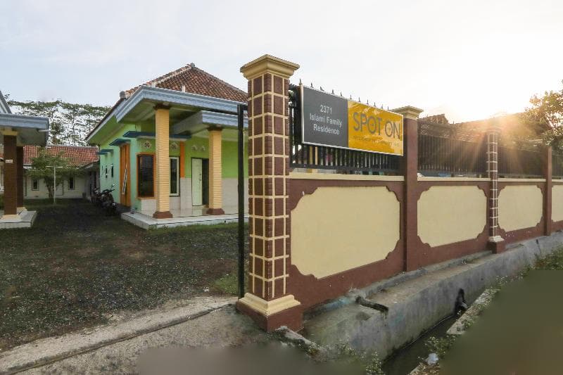 Islami Family Residence by SPOT ON 5