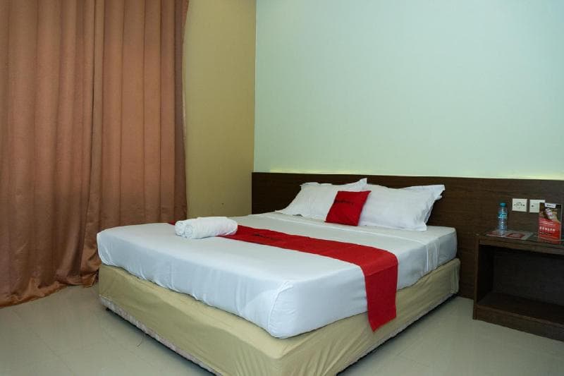 RedDoorz near Alun Alun Madiun main