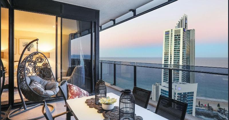 Cavill Avenue Luxury Private Apartments 4