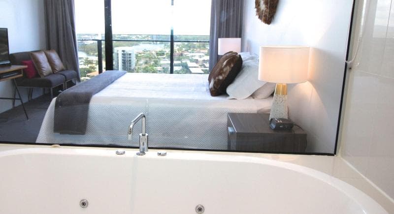 Cavill Avenue Luxury Private Apartments 3