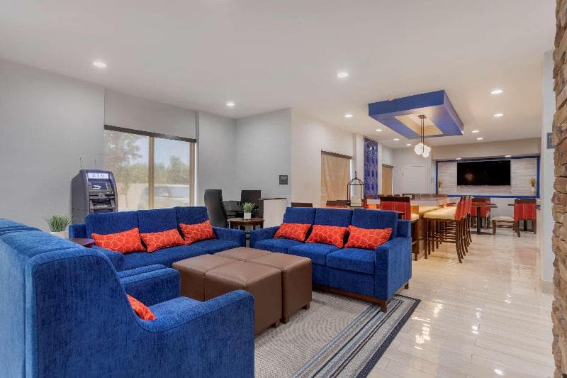 Comfort Inn & Suites 4