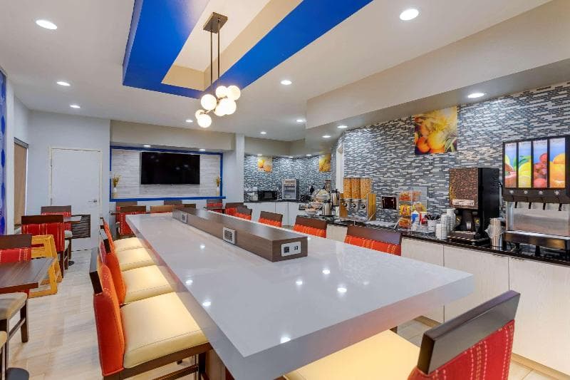 Comfort Inn & Suites 2