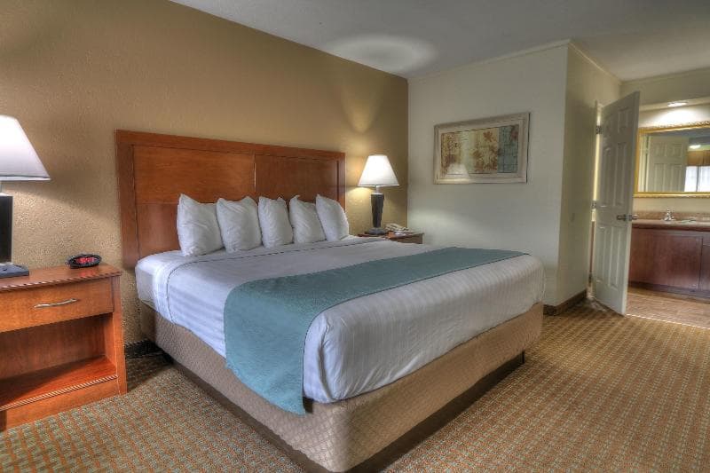 Crossroads Inn & Suites 4