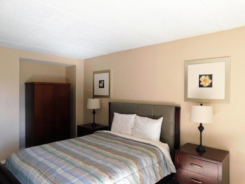 Apm Inn & Suites main