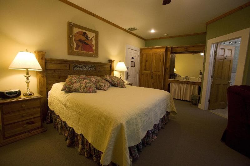 Highland Lake Inn & Resort - Flat Rock 4