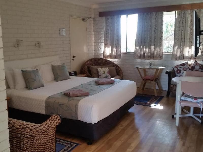 Holland Park Motel main