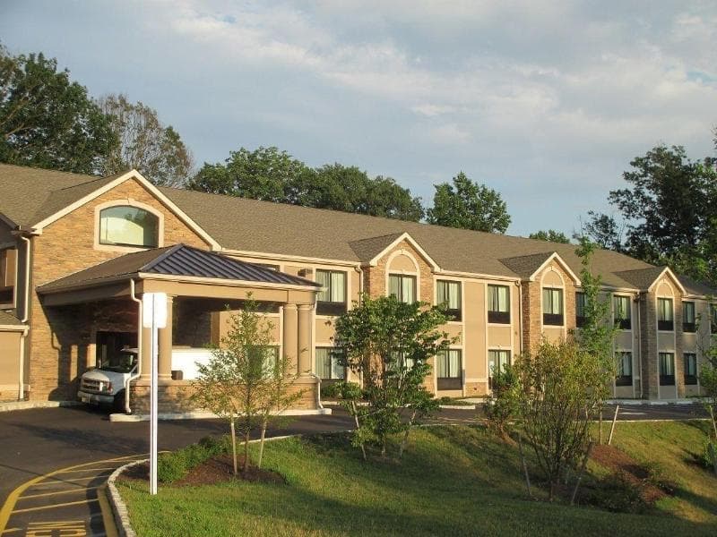Red Carpet Inn And Suites Monm 2