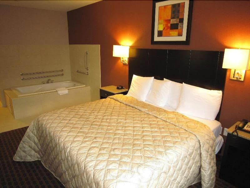 Red Carpet Inn And Suites Monm photo 1