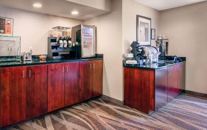 Cobblestone Inn & Suites 4