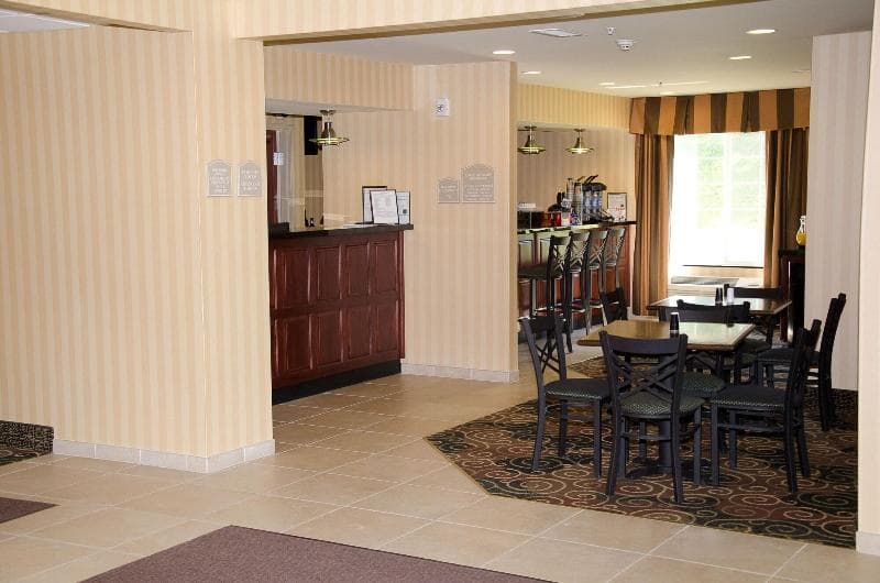 Cobblestone Inn & Suites 4